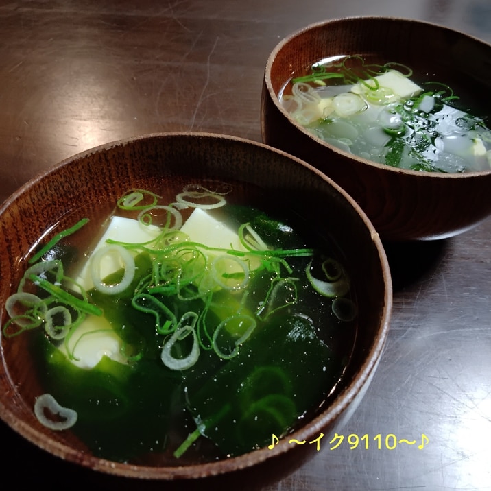 豆腐とワカメと青ネギの中華風スープ